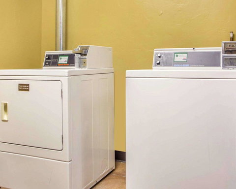 Econo Lodge Inn & Suites Green Bay - Adwords Guide 3