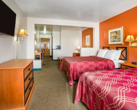 Econo Lodge Inn & Suites Green Bay - Adwords Guide 15