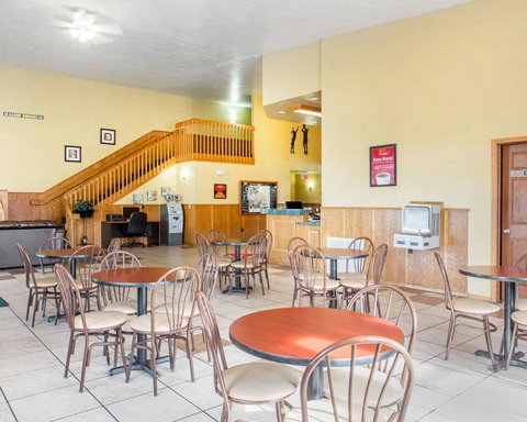 Econo Lodge Inn & Suites Green Bay - Adwords Guide 29