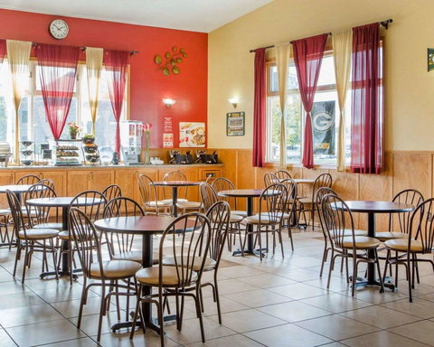 Econo Lodge Inn & Suites Green Bay - Adwords Guide 7