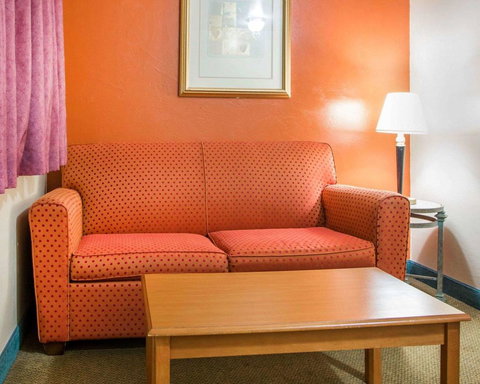 Econo Lodge Inn & Suites Green Bay - Adwords Guide 19