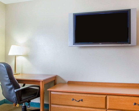 Econo Lodge Inn & Suites Green Bay - Adwords Guide 16