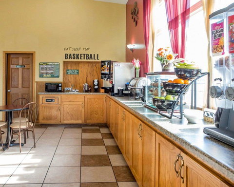 Econo Lodge Inn & Suites Green Bay - Adwords Guide 30