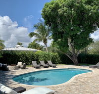 1 private bedroom-private entrance pool access-close to beach