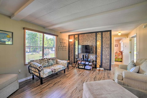 Cabin With Deck - Walk To Waterfront And Marina! - Adwords Guide 3