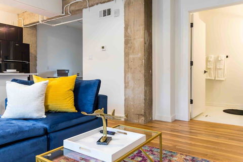 Contemporary Oak Lawn Loft - Adwords Guide 2