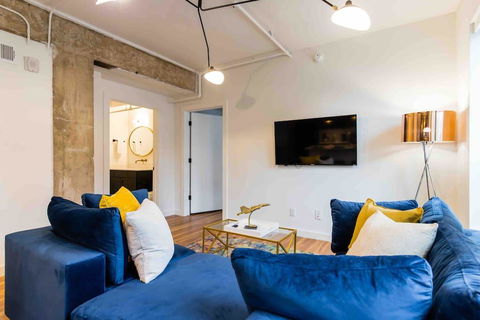 Contemporary Oak Lawn Loft - Adwords Guide 3