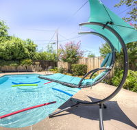 Downtown Bakersfield retreat. Pool/RV Parking/Tub/WiFi
