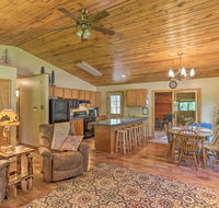 Family Cabin with Hot Tub  Patio - 9 Mi to Deadwood