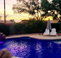 Remodeled 4 Bedroom Home/Green Backyard Giant Pool