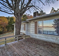 Serene Waterfront Outdoorsman's Oasis