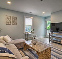 Stylish Downtown Apt - Walk to Cafes and Shops