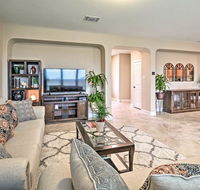 Suburban Family Home  20 Minutes to Austin
