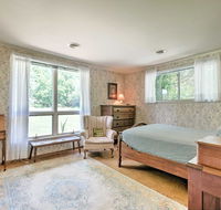 Tucked Away Home with Fireplace-Mins From Lexington